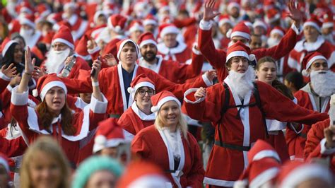 Thousands Take Part In Biggest Ever Santa Run In London Uk News Sky