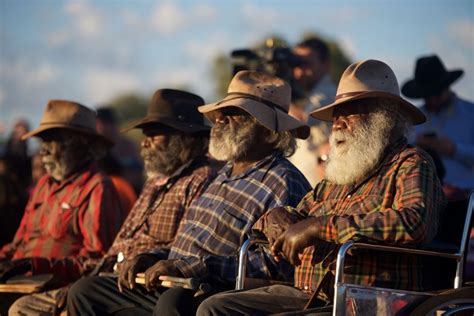 The three colours of the flag depict different things. Why doesn't Australia have an indigenous treaty? - BBC News