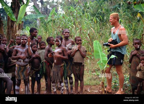 La Visite D Un Village Pygm E D R Congo Za Re Afrique Centrale Photo Stock Alamy