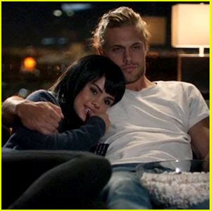 Selena Gomez Debuts Steamy Hands To Myself Music Video Watch Now Christopher Mason