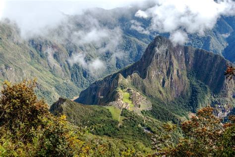 Huayna Picchu Oder Wayna Pikchu Berg In Den Wolken Steigt über