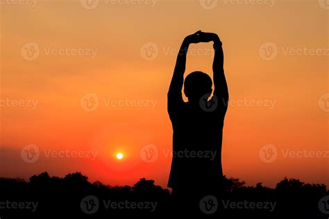 Silueta De Masculino Meditando Y Yoga Practicando Con Ejercicio A Amanecer En P Blico Parque