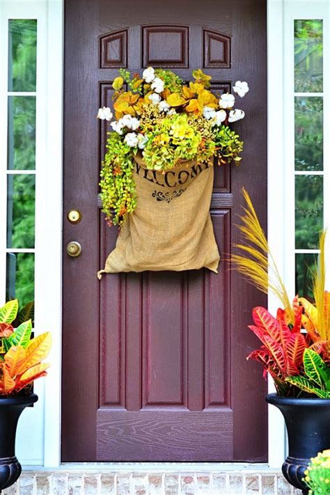 I struggle with finding seasonal wreaths for my front door. DIY Projects: Pretty DIY Fall Wreaths - landeelu.com