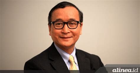 Setelah sempat jumpa pers di jakarta, tokoh oposisi kamboja mu sochua terbang ke malaysia dan ditahan di sana. Batal pulang, tokoh oposisi Kamboja mendarat di Malaysia