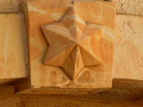 כאות הוקרה על הפעילות הענפה בחזית בשנה האחרונה, עשרות צוותי שערי צדק מתחומי הרפואה, הסיעוד, מינהל ומשק. Six Pointed Star from Stone | בניין שערי צדק הישן אחרי ...