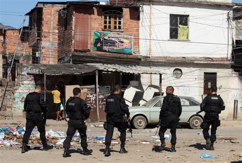 Démonstration De Force De La Police Brésilienne Dans Des Favelas De Rio