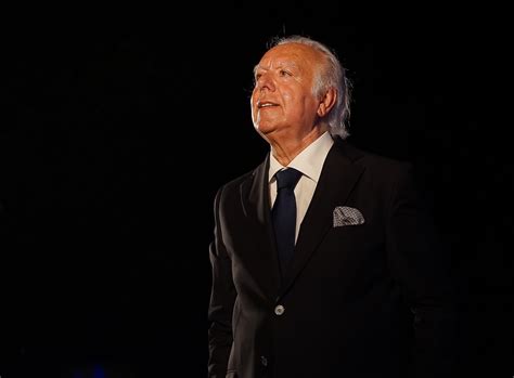 Carlos do carmo was born on december 21, 1939 in lisbon, portugal as carlos alberto do carmo almeida. Cultura na Rua - Carlos do Carmo convida Antonio Serrano