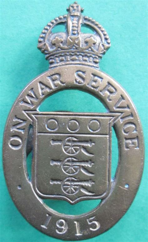A Wwi On War Service Lapel Badge