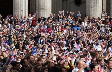 Thousands Gather For Olympic Victory Parade Hello