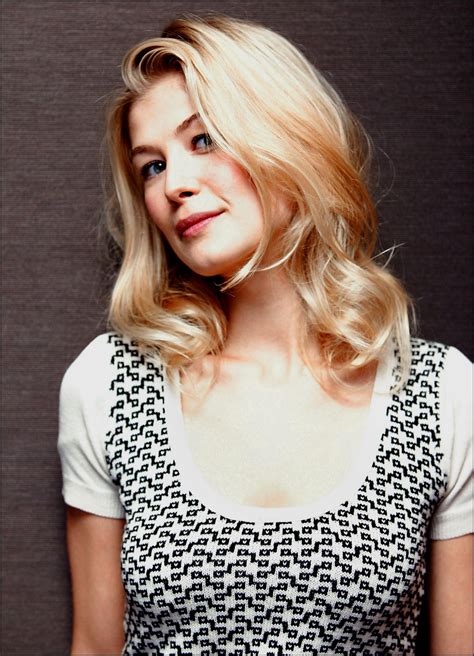 Rosamund Pike Hot Hd Wallpapers High Resolution Pictures
