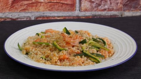Per realizzare il risotto alla curcuma, per prima cosa preparate il brodo vegetale seguendo la ricetta che trovate sul nostro sito; Risotto gamberetti e zucchine: le Vostre ricette | Cookaround