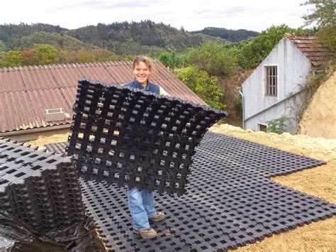 Und weiß gott, das ist wörtlich zu nehmen! Rasengittersteine RGS35 aus Kunststoff ohne Unterbau ...