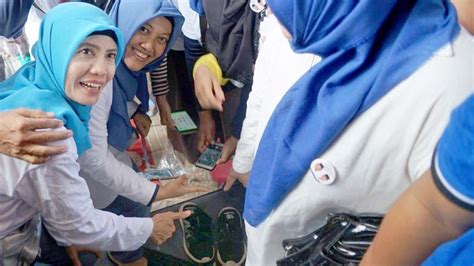 Sepatu Sandiaga Jadi Rebutan Selfie Emak Emak