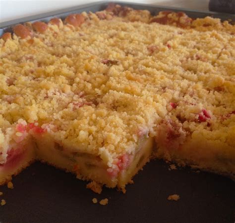 Rhabarberkuchen mit vanillecreme und streusel. Rhabarberkuchen mit Streusel vom Blech - BackGAUDI