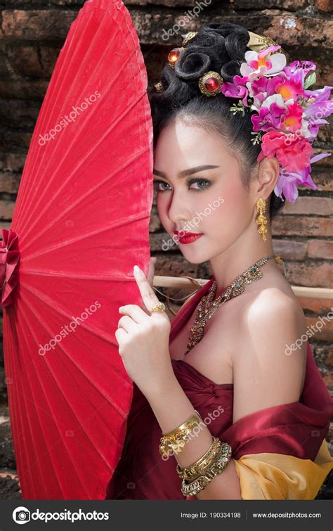 Hermosa Chica Tailandesa En Traje De Vestido Tradicional Paraguas Rojo Como Fotografía De Stock