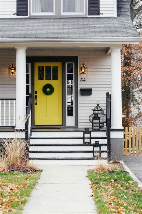 The accentuating effect can work even better when you also as you can see, this yellowish white house has black trim for the door and windows. Unusual Exterior Paint Color Combos That Actually Look ...