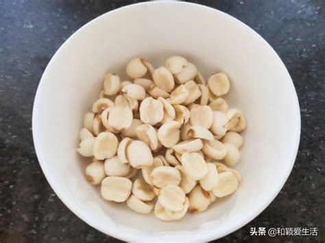 煮中菜成日都聽到上湯高湯呢啲材料，往往係屋企只會用味精雞湯代替，招呼親友或者過時過節炆下花膠鮑魚嘅時候無理由用味精湯點算好？今次分享一下係屋企都可以輕易做到嘅上湯做法，用剩嘅湯可以放入冰格保存3－6個月都得.材料：雞殼 2個 （開半）鮑魚骨 2個 （開半）滷水鵝頭 1個 （斬件）金華火腿. 鮑魚蓮子燉雞湯，營養豐富，味道鮮美清淡，很好喝 - 每日頭條