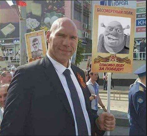 И дружно, взявшись за руки, идут. Спасибо деду за победу | Шутки, Юмор, Плакат