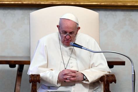 Vaticano El Papa Cerca A Los Cardenales Y Directivos De La Santa Sede