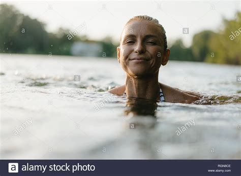 Frau See Schwimmen Stockfotos Und Bilder Kaufen Alamy