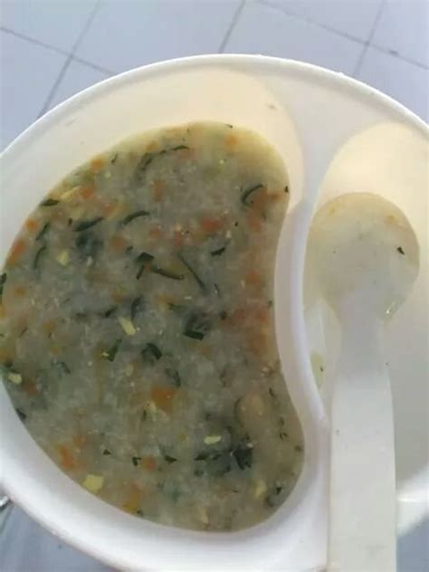 Tuangkan tepung kanji yang sudah dilarutkan dengan air untuk mengentalkan saus. Mpasi 7 Bulan bubur wortel bayam dan kuning telur - Resep MPASI
