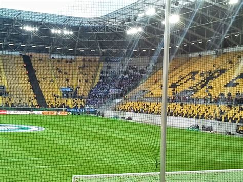 Choreo der karlsruher fans beim abschiedsspiel gegen die würzburger kickers am 3. Für den Fussball unterwegs: 18.08.2014 Sg Dynamo Dresden ...