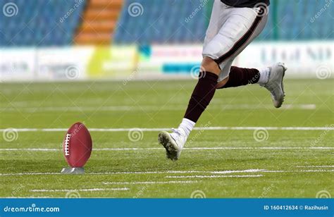 American Football Player Kickoff On Field Arkivfoto Bild Av