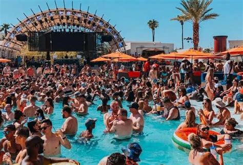 Strip de Las Vegas festa na piscina com 3 paradas com ônibus de festa