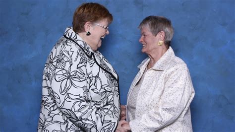 Deux Arrière Grands Mères Célèbrent 50 Ans De Vie De Couple Radio Canada