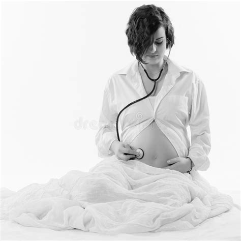Attraktive Junge Schwangere Frau Mit Dem Nackten Bauch Stockfoto Bild von kleidung gebären