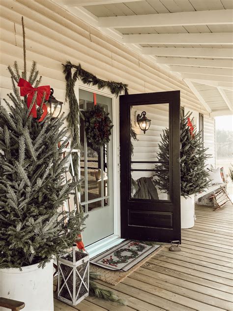 30 Farmhouse Front Porch Christmas Decor
