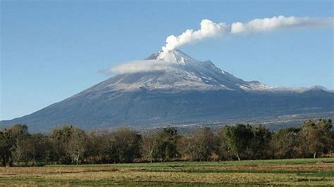 Le Volcan Popocatépetl Crache Des Cendres Sur Mexico