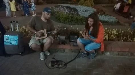 Девушка Настя впервые взяла в руки Cigar Box Guitar Youtube