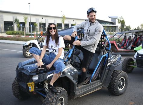 נולדה בשם קארין אבישג כהן בעפולה, ישראל. אבישג נגר בחופשה גלילית עם כוכב ריאליטי אחד | TMI