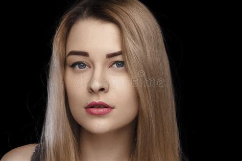 Portrait En Gros Plan Dune Belle Fille Avec Les Cheveux Blancs Et Les