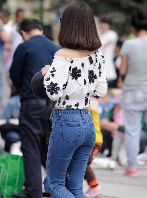 街拍：杭州文化广场上超可爱的翘臀牛仔裤美女