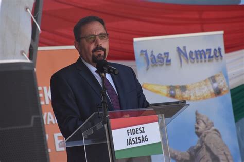 Várlak, de várnak még rád máshol is! Nur ein Witz? Fideszabgeordneter Pócs steckt Zigeuner in ...