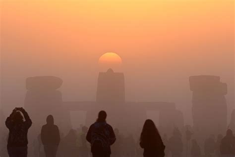 Solstice At Stonehenge Misty Sunrise Marks Longest Day Of Year Daily Sabah