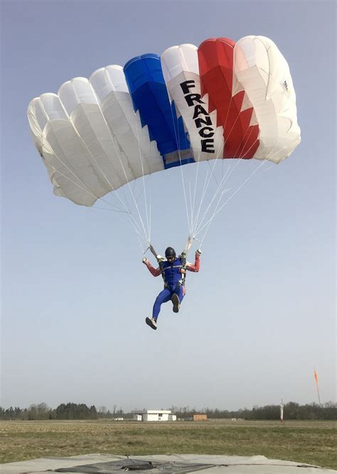 Saint Yan Quand Léquipe De France De Parachutisme Sentraîne Pour Les