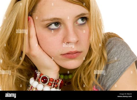 13 Year Old Girl Recostada Sobre Su Brazo De Ensueño O Aburrido Fotografía De Stock Alamy