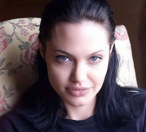 Анджелина Джоли показала как выглядела в молодости до анорексии фото