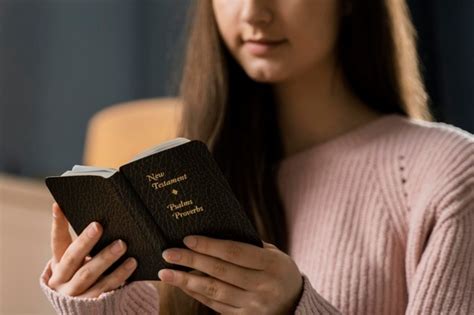 Vista Frontal De La Mujer Leyendo La Biblia Foto Gratis