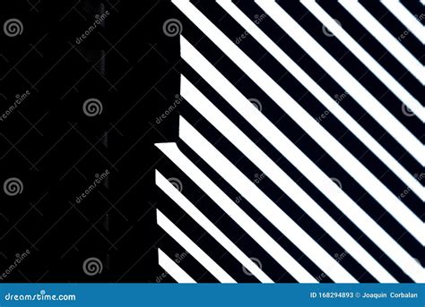 Líneas Y Rayas Blancas Sobre Fondo Negro Con Textura De Piedra Espacio