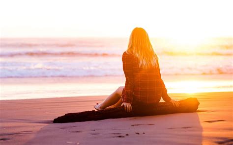 배경 화면 햇빛 여자들 모델 금발의 바다 멀리보고 모래 갈색 머리의 좌석 사진술 아침 혼자 손 인간 위치 체력 인간 행동 1920x1200