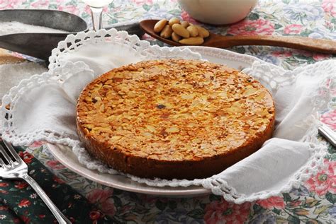 L'ho trovata sul web e l'ho un po' modificata per adattarla ai miei gusti, diminuendo sia la quantita' di zucchero che quella della pasta di mandorle. Torta di mandorle: la ricetta per preparare la torta di ...