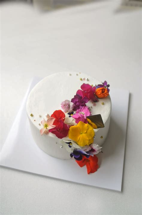 33 Edible Flower Cake