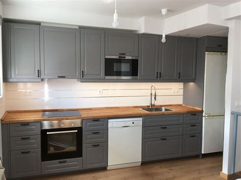 Un espacio que tendrá una mesa inteligente que dará información sobre los alimentos y enseñará a cocinarlos. Cocina ikea gris con iluminación de encimera | Decoración ...