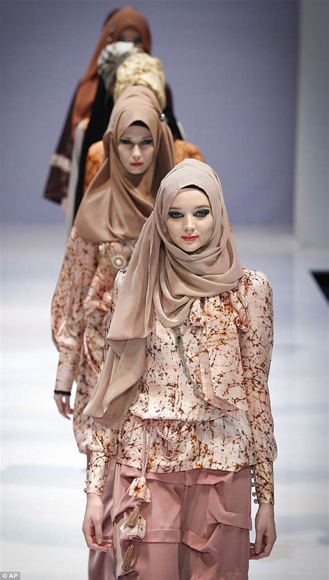 Islamic Fashion Festival Models Walk The Catwalk In Stylish Designs Daily Mail Online