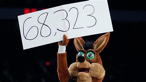 Spurs Return To Alamodome Vs Warriors Draws Nba Record 68323 Fans