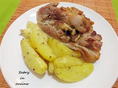 1.bagnare il maialino con vino bianco 2.massaggiare con sale e pepe aromatizzati a piacere(io utilizzo semplicemente rosmarino e un po' di. Maialino con patate al forno - Ricetta gustosa - Sabry in ...